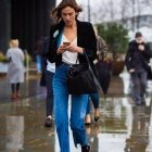 So hälts auch Alexa Chung in Cropped Jeans & Riemchenpumps.